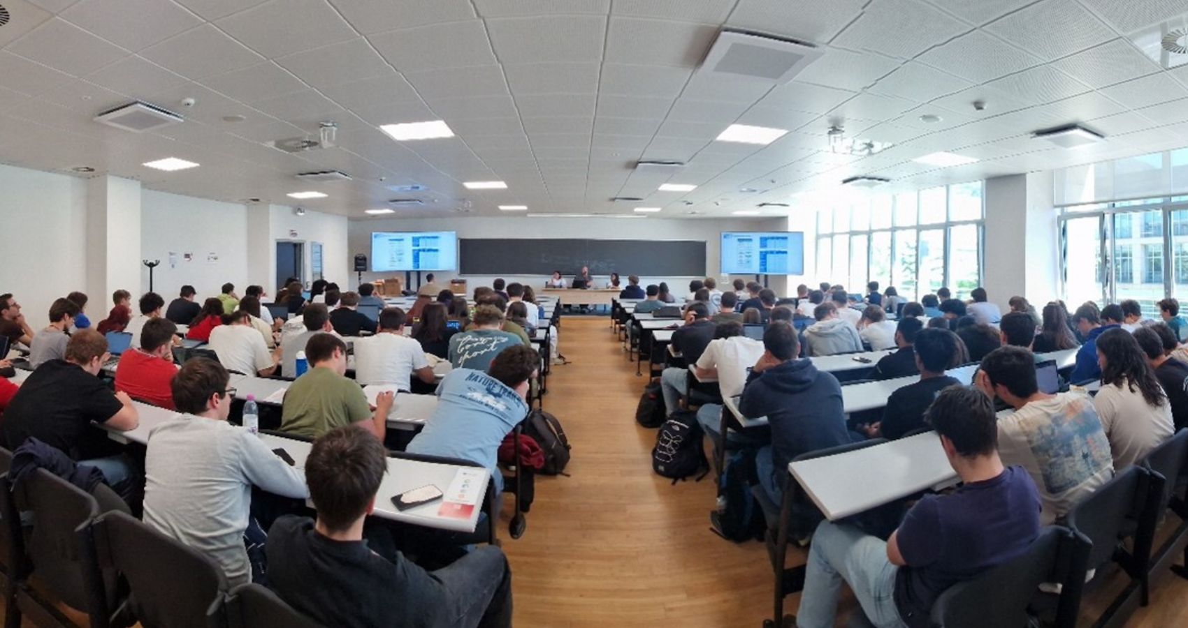 Studenti e studentesse seguono un incontro